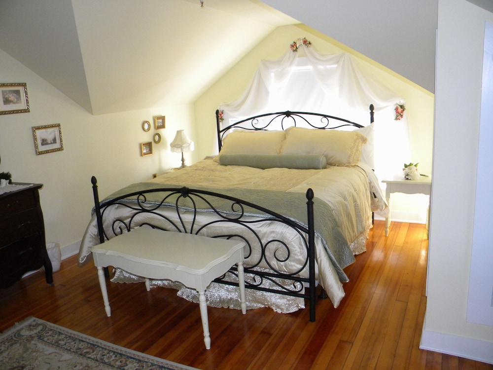 The Magnolia Suite (3rd floor)