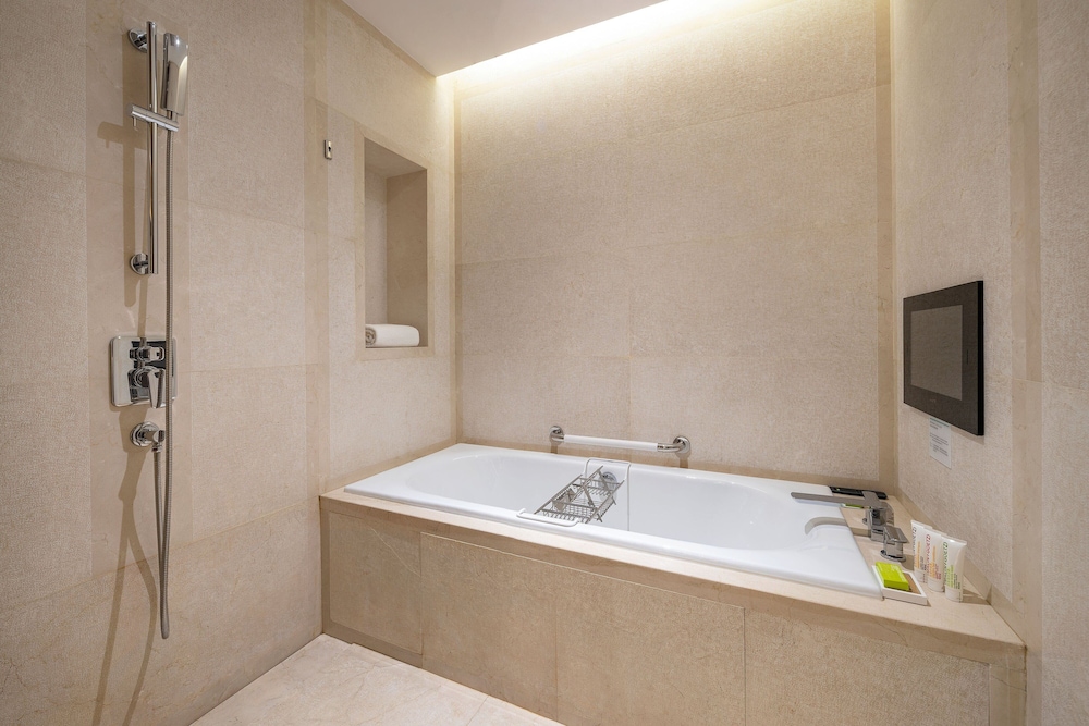Club Suite, 1 Bedroom, City View