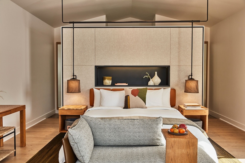 Studio, 1 King Bed, Hearing Accessible (Calistoga, Roll-inShower) - Photo 2