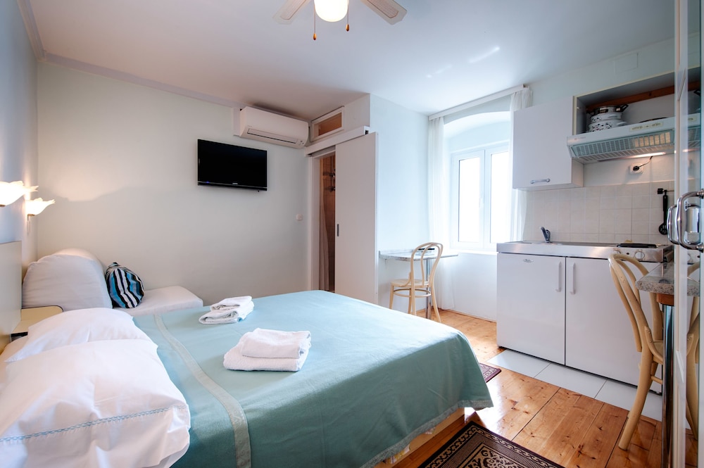 Basic Studio Apartment for 3 people photo 1