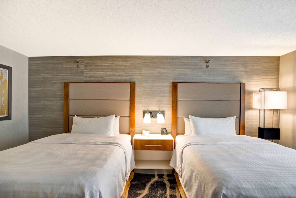 Suite, Accessible, Bathtub (2 Queen Beds with Sofabed)