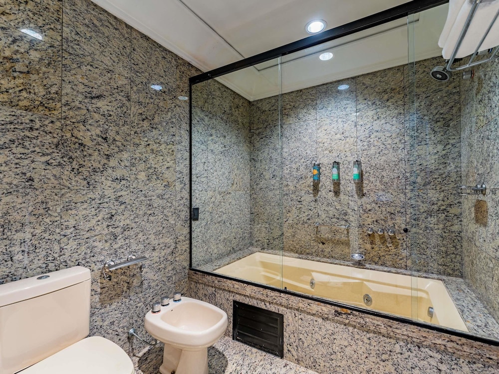 Luxury Suite, 1 King Bed, Bathtub - Photo 4