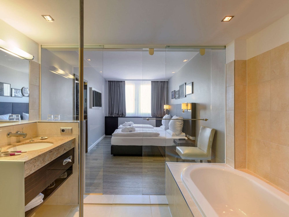 Junior Suite, 1 Double Bed (private bathroom with shower and tub) - Photo 11