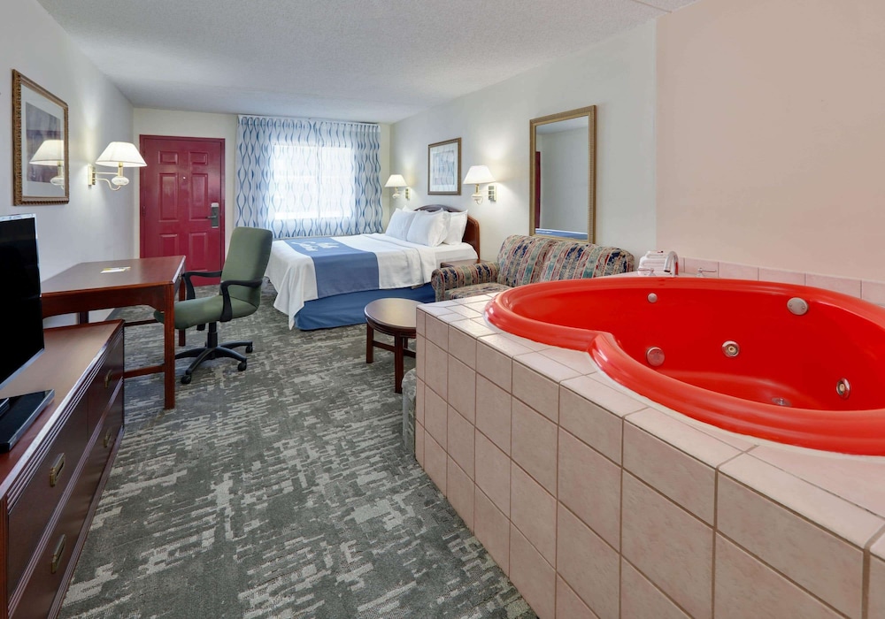 Suite, 1 King Bed, Smoking photo 1