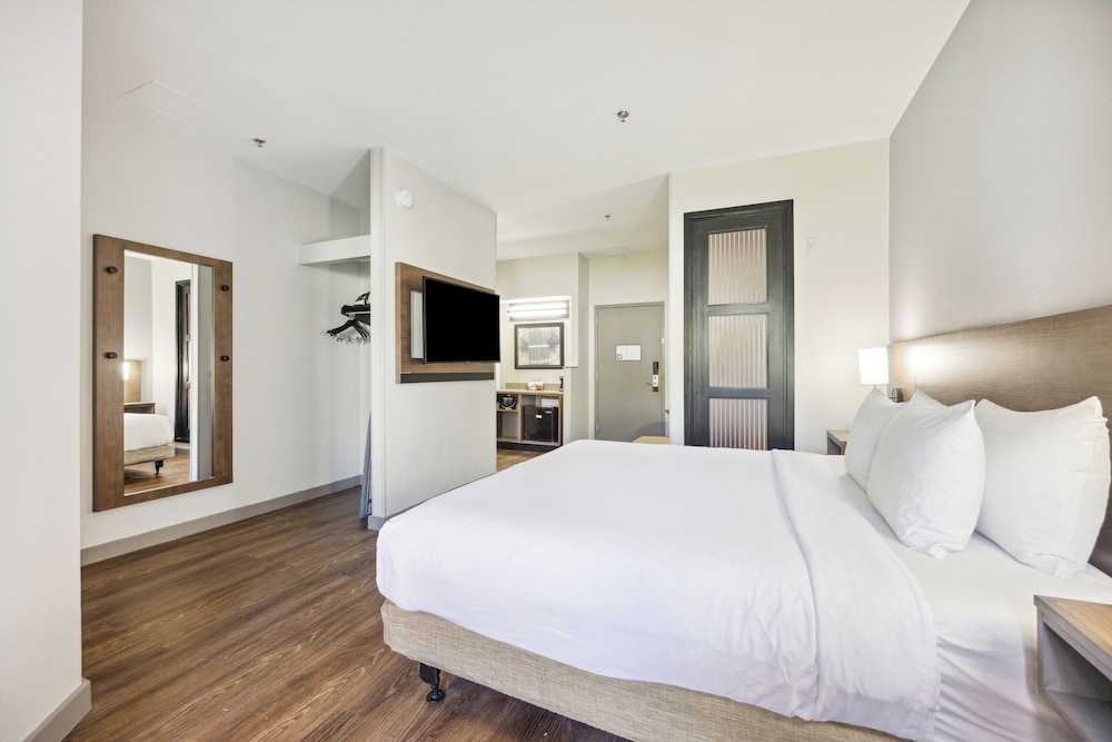 Standard Room, 1 King Bed - Photo 1
