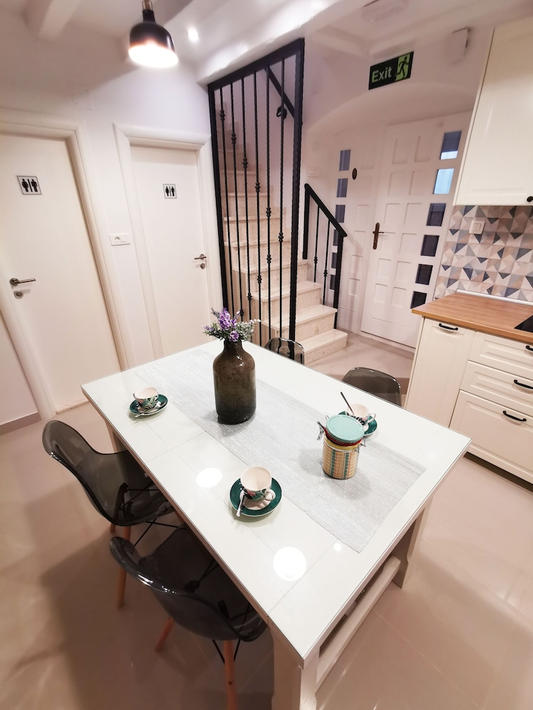 City Villa, 3 Bedrooms, Kitchen - Photo 11