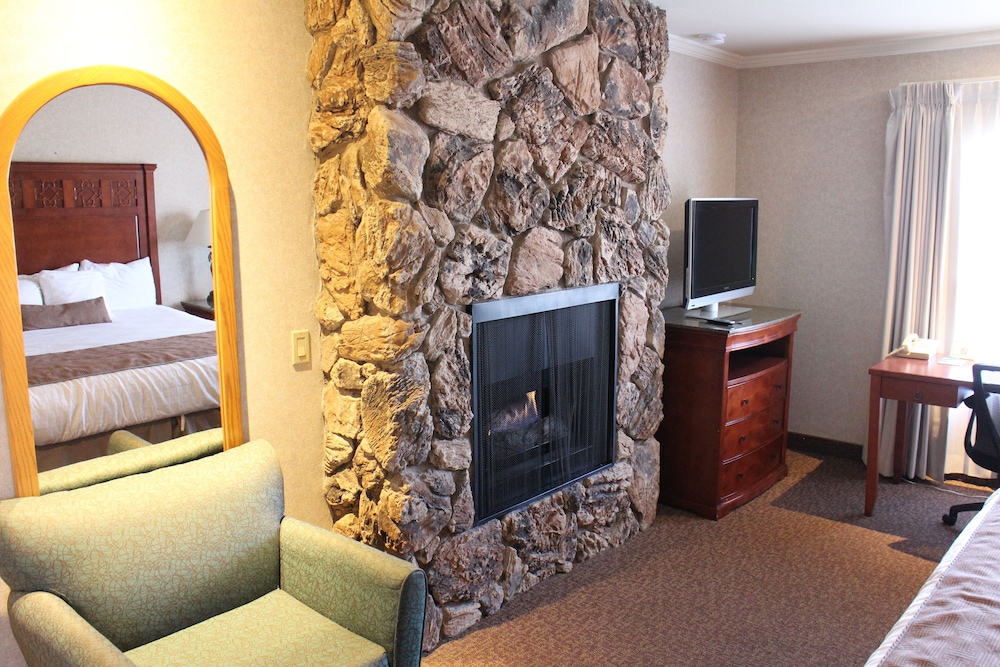 1 King Bed, Fireplace photo 2