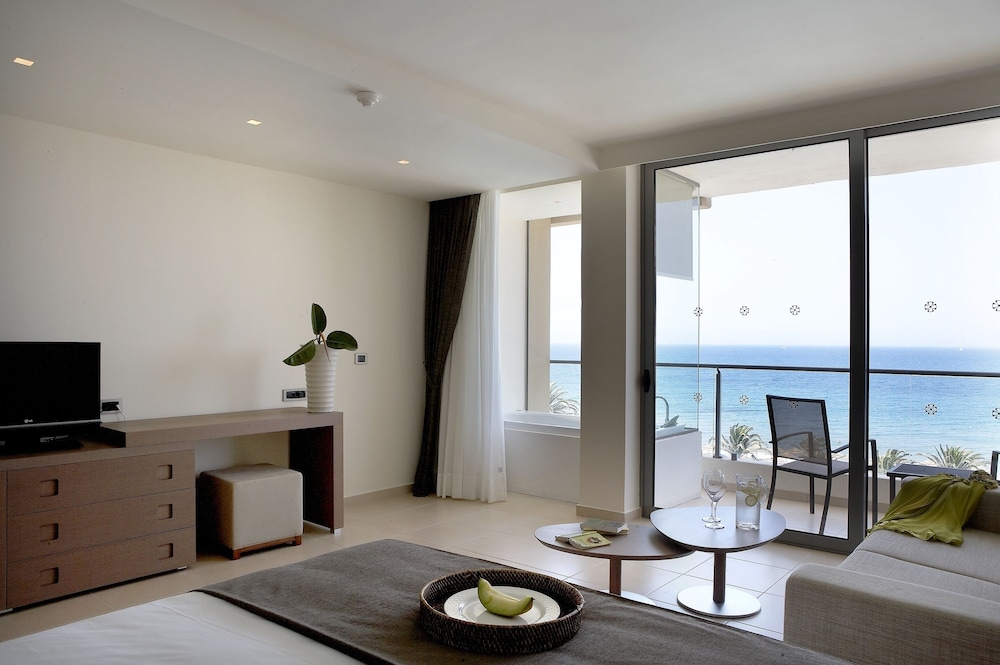 Deluxe Room with Spa Bath and Sea View