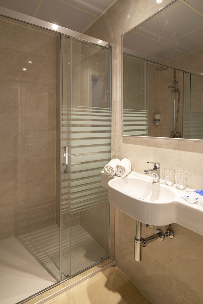 Double or Twin Room, Balcony thumbnail 6
