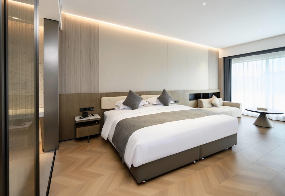 Suite, 1 King Bed (Selected)