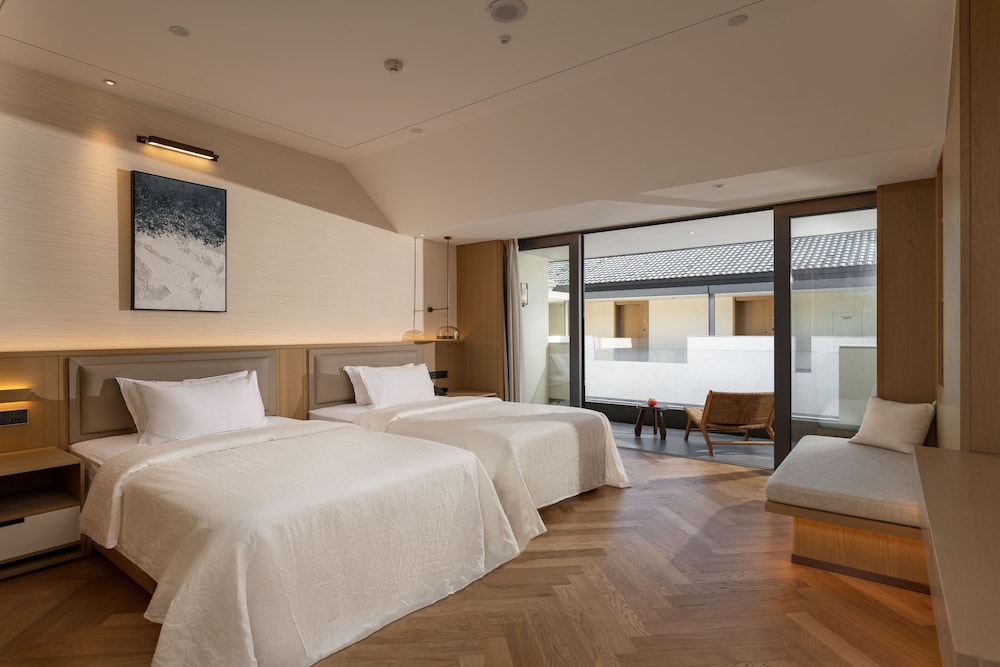 Classic Twin Room, Balcony, City View
