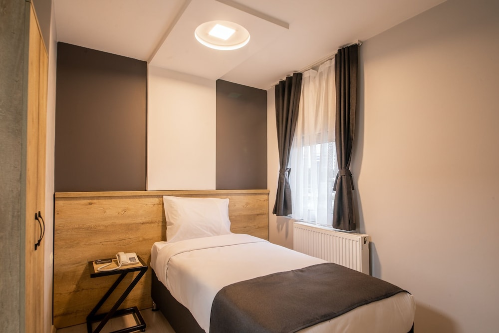 Economy Room, Corner