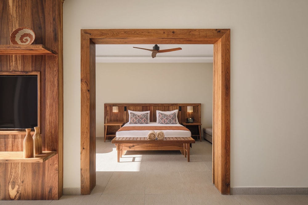 Executive Suite, 1 King Bed (Front Ocean View)
