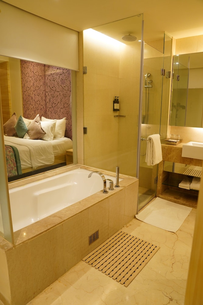 Suite Room King Bed with Bath Tub - Photo 9