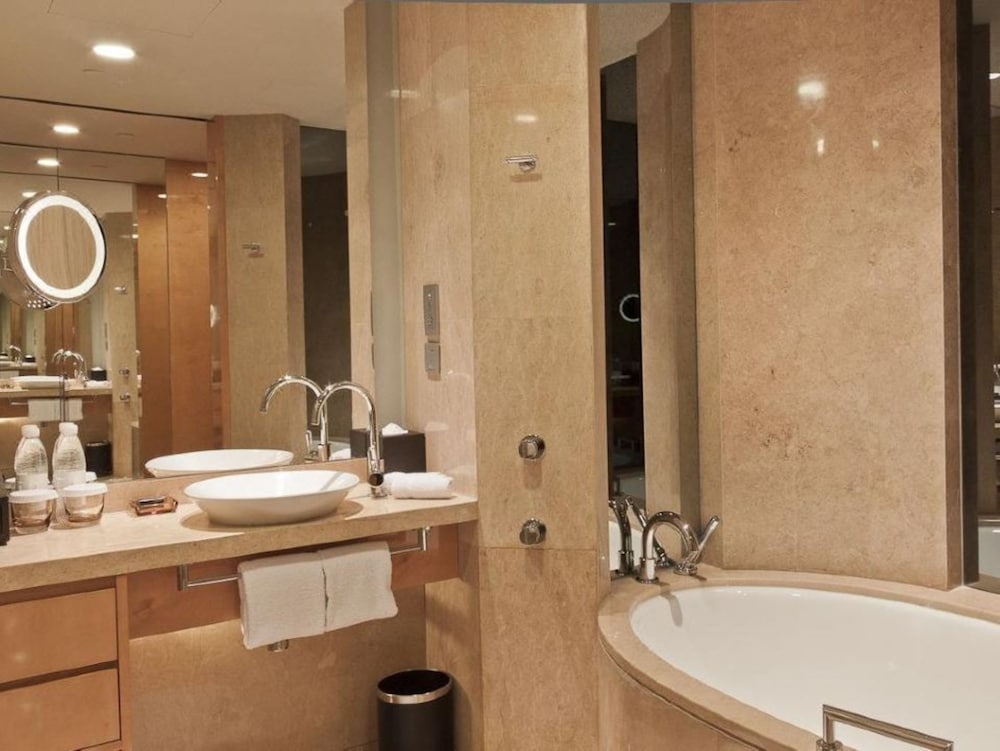 Premium Room, 2 Twin Beds, Club Lounge Access thumbnail 5