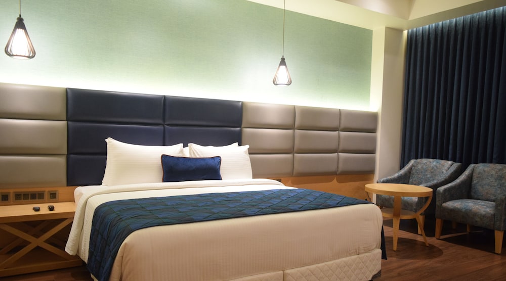 Premium Room, 1 King Bed - Photo 2