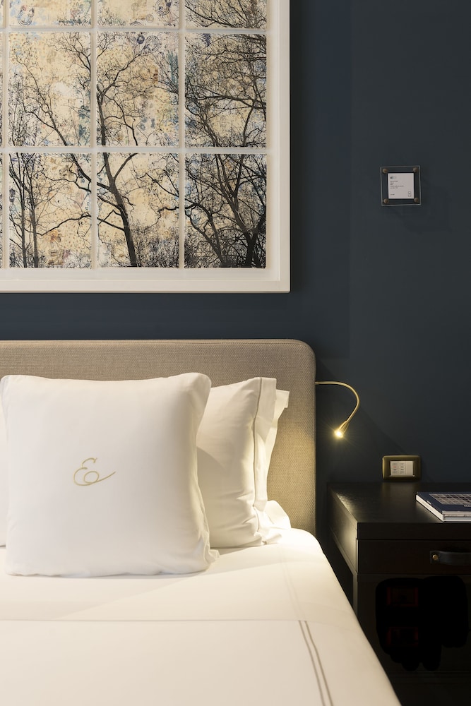 Double Room with Queen Bed photo 3
