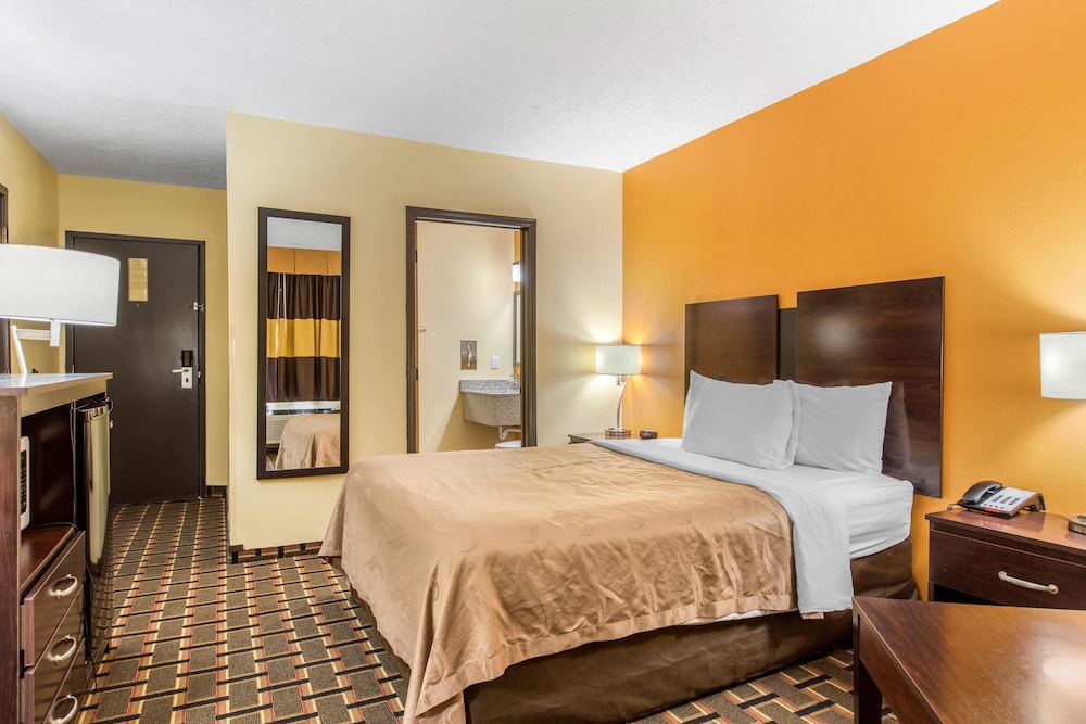 Standard Room, 1 Queen Bed, Non Smoking - Photo 5