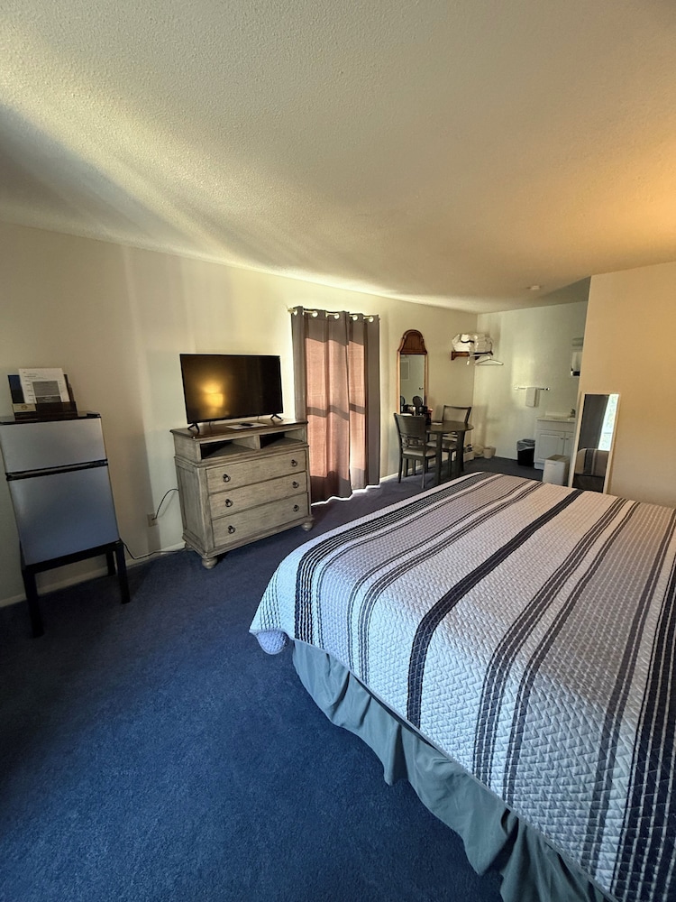 Deluxe Room, 1 King Bed photo 2