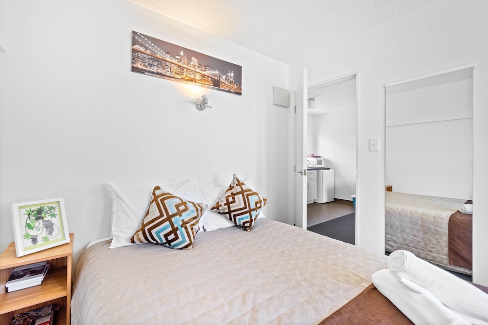 Deluxe Suite, 1 Queen Bed with Sofa bed, Non Smoking, Kitchenette photo 2