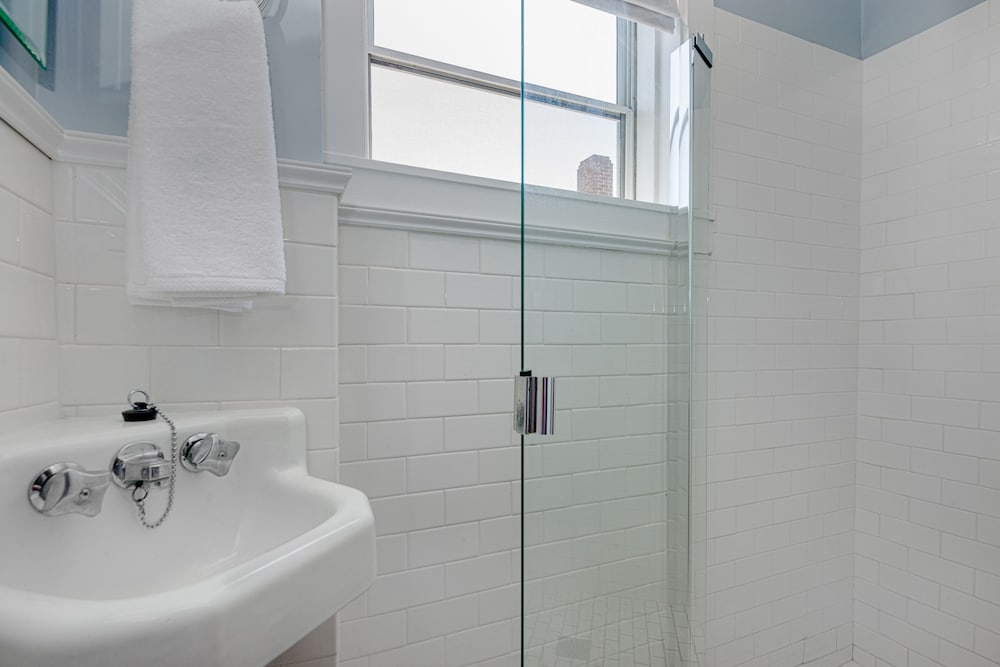 Standard Room, 3 Twin Beds, Shared Bathroom photo 3