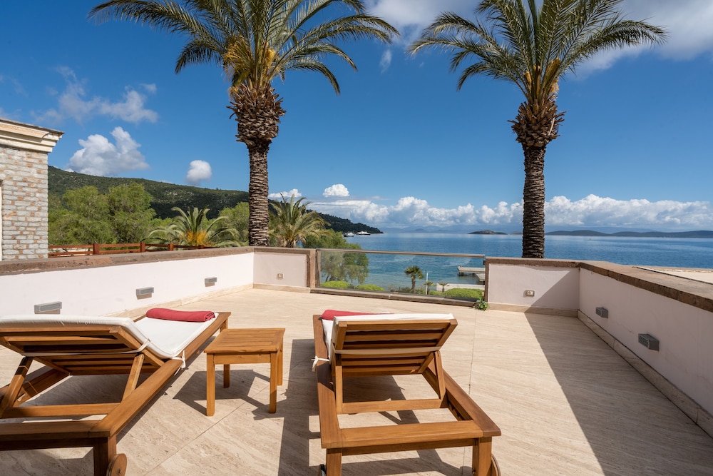 Honeymoon Suite, 1 Bedroom, Sea View - Photo 2