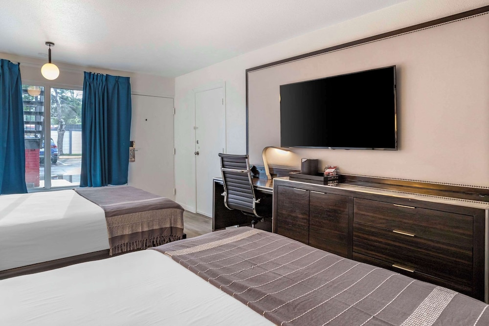 Standard Room, 2 Queen Beds, Non Smoking - Photo 6