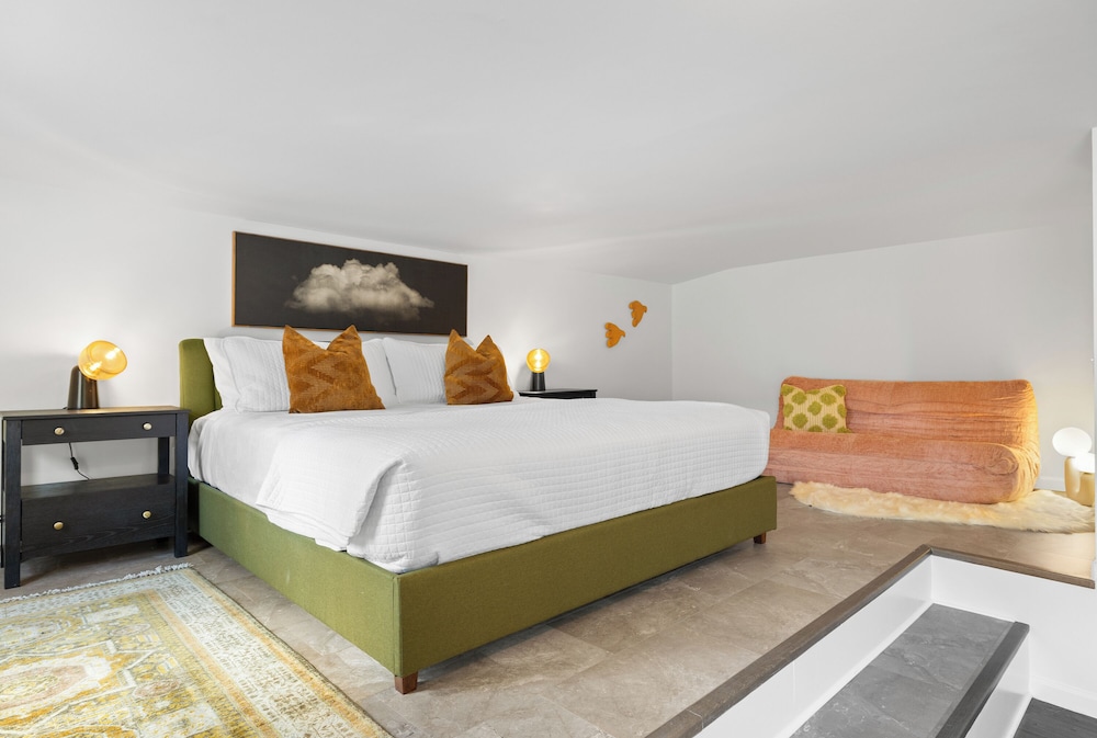 Deluxe Suite - This unit is not pet friendly photo 1