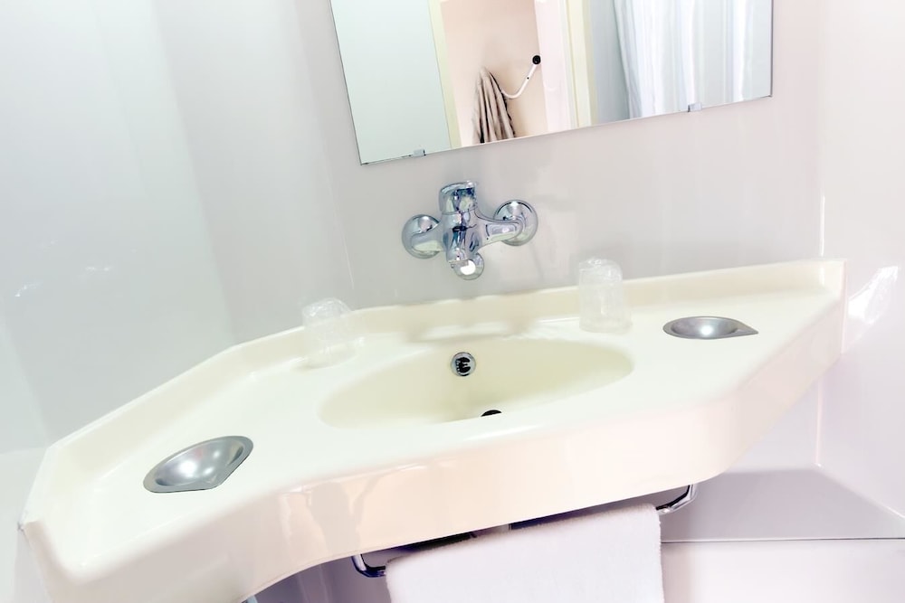 Standard Room, 3 Twin Beds - Photo 4