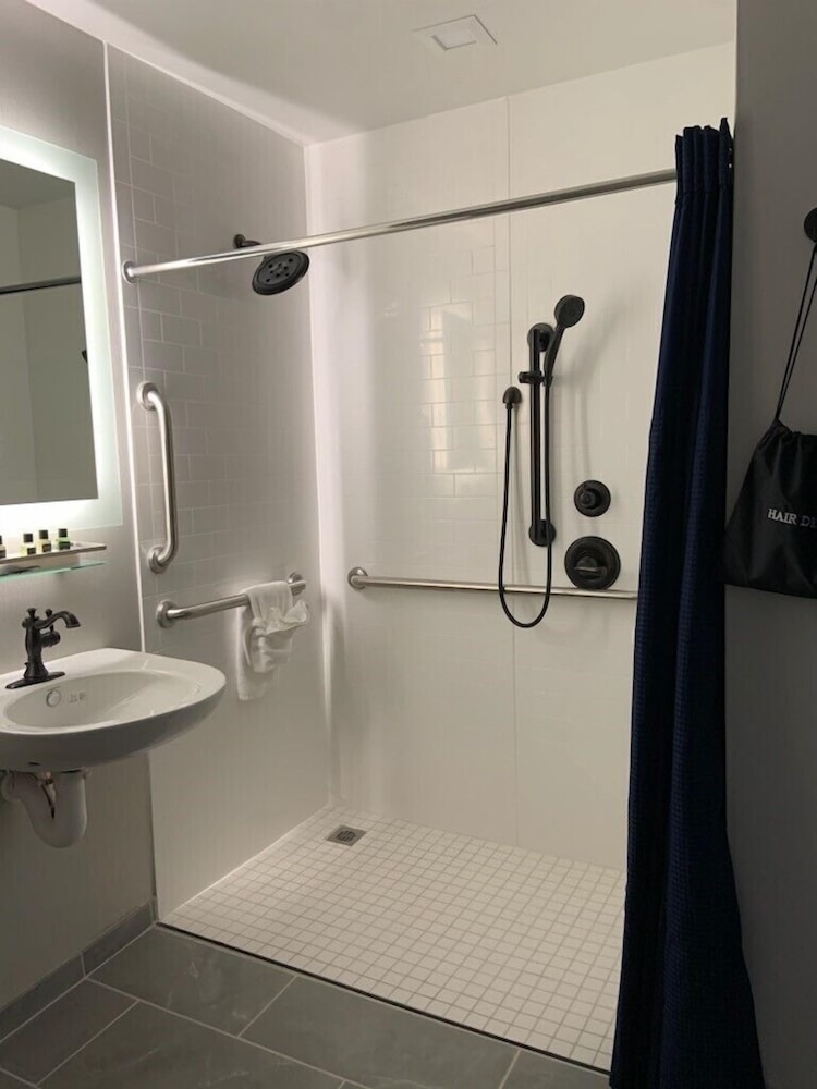 Room, 2 Double Beds (Mobility/Hearing Access, Roll-In Shwr) photo 2