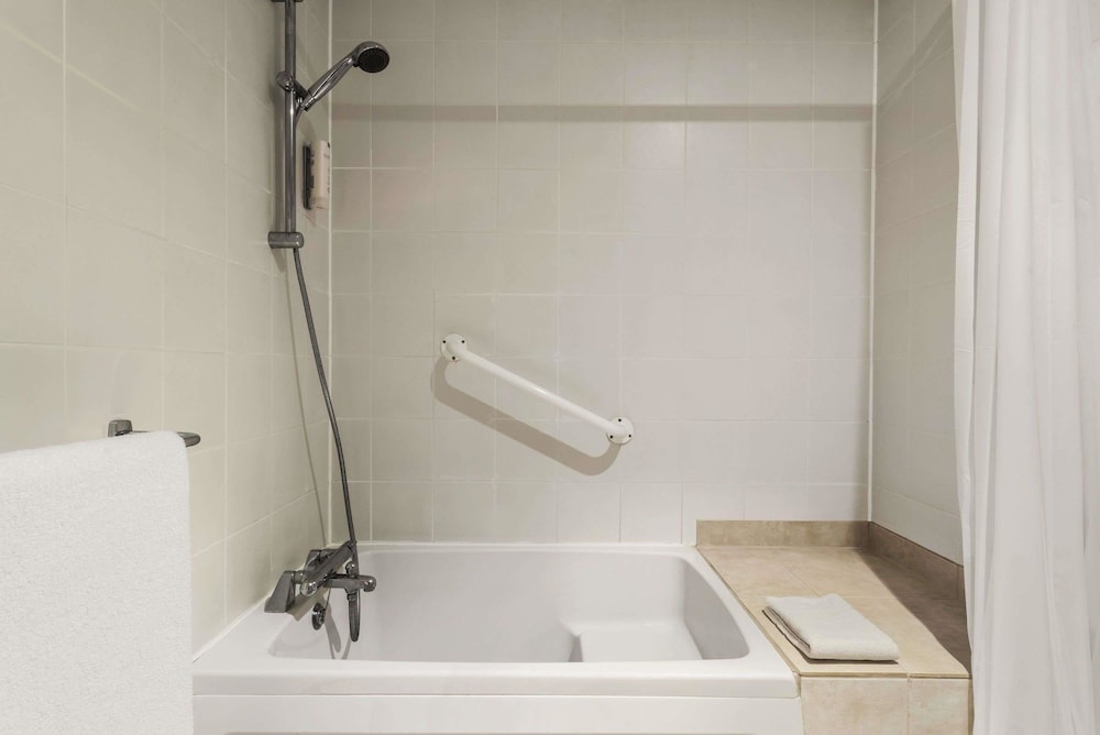 Room, 1 Double Bed, Accessible - Photo 4