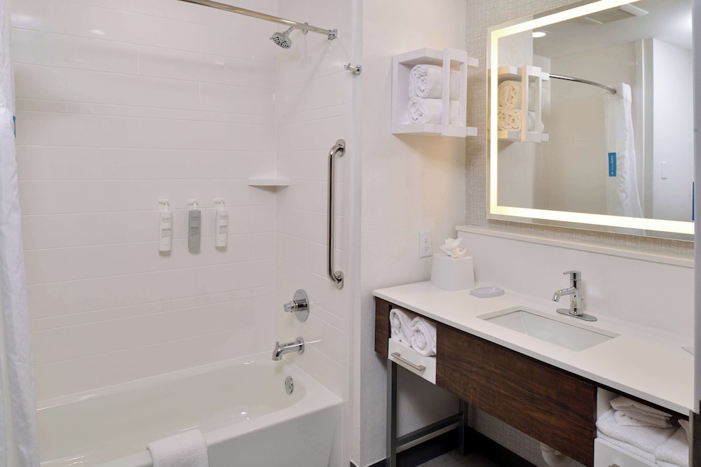 Room, 2 Queen Beds, Refrigerator & Microwave - Photo 2