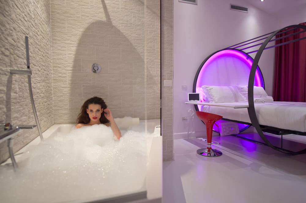 Standard Double Room, Hot Tub (iTube) photo 3