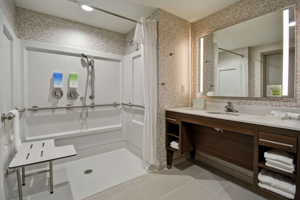 Suite, 1 King Bed, Accessible (Mobility & Hearing, Roll-in Shower) photo 3