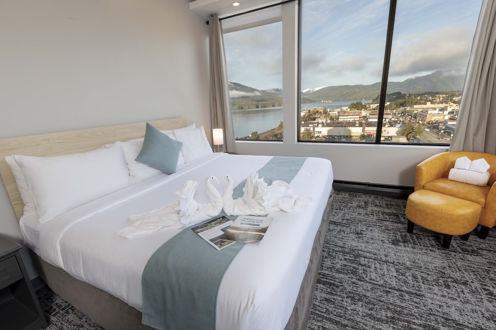 Standard Room, 1 King Bed, Balcony, Partial Ocean View - Photo 1
