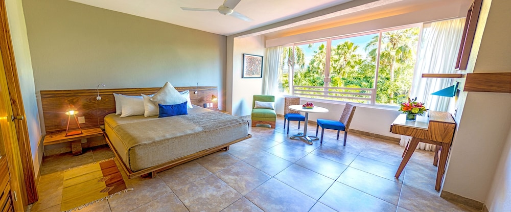Deluxe Room, 1 King - Photo 5