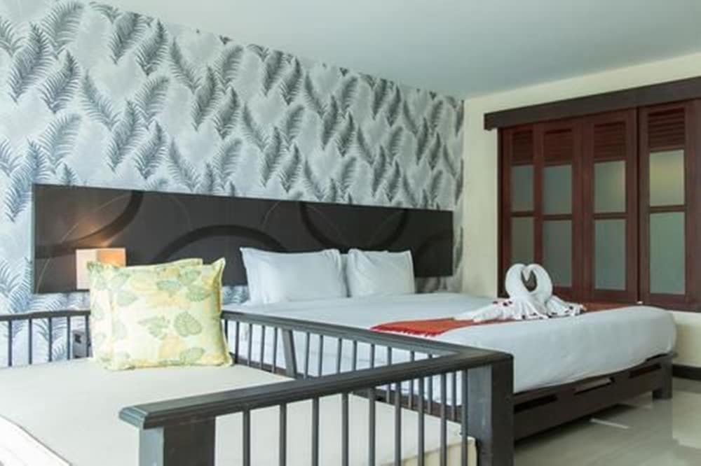 Deluxe Room, 1 King Bed photo 3