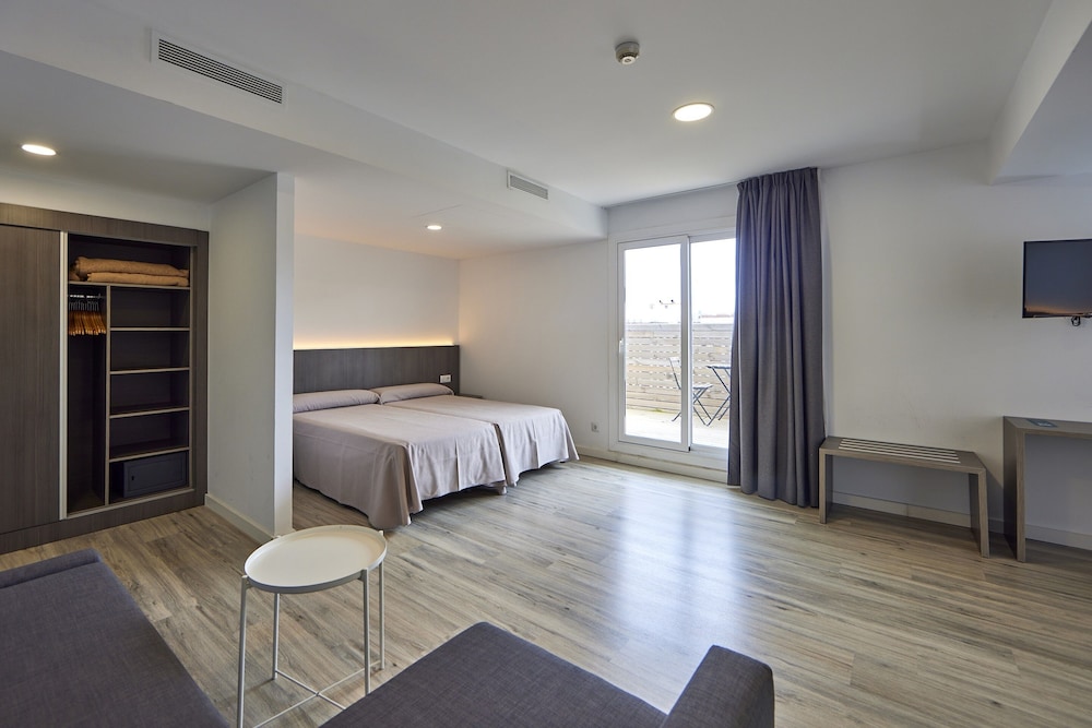 Deluxe Suite (Palace - 2 Adults + 4 Children)