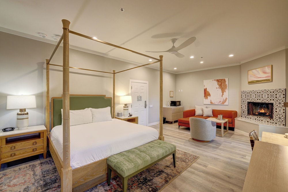 Suite, 1 King Bed, Non Smoking, Balcony (Walk-In Shower)
