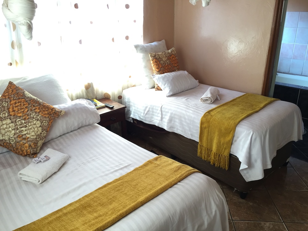 Economy Twin Room photo 2