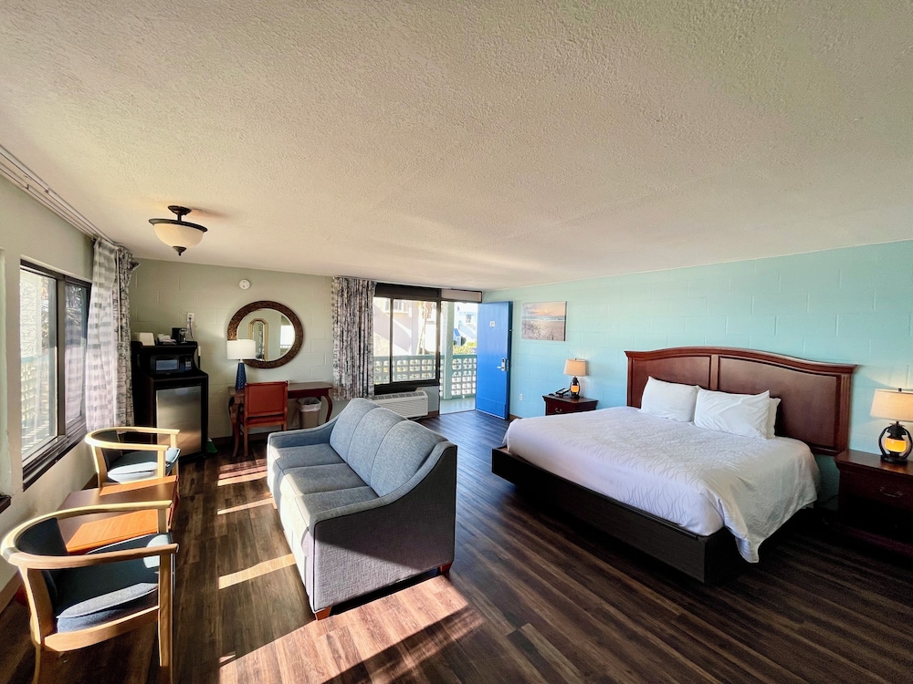 Deluxe Room, 1 King Bed, Beach View (GULF FRONT WITH 1 KING) photo 2