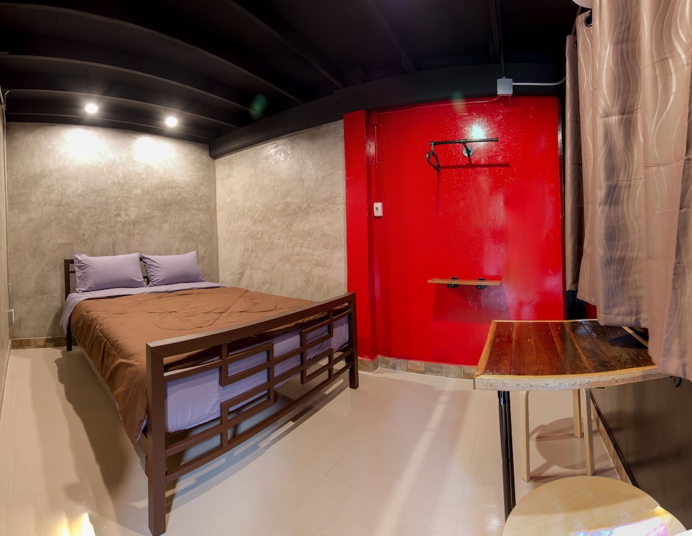 Deluxe Double Room with Air-Conditioner and Private Bathroom photo 2