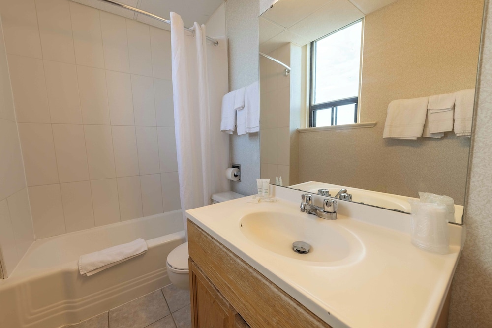 Single Room, 2 Queen Beds, Lake View photo 3