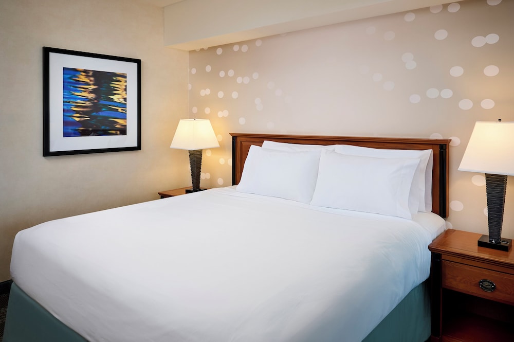 Suite (1 King Bed and 2 Queen Beds)