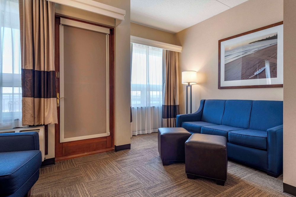 Ground Floor Deluxe Lakeview Queen Suite photo 3