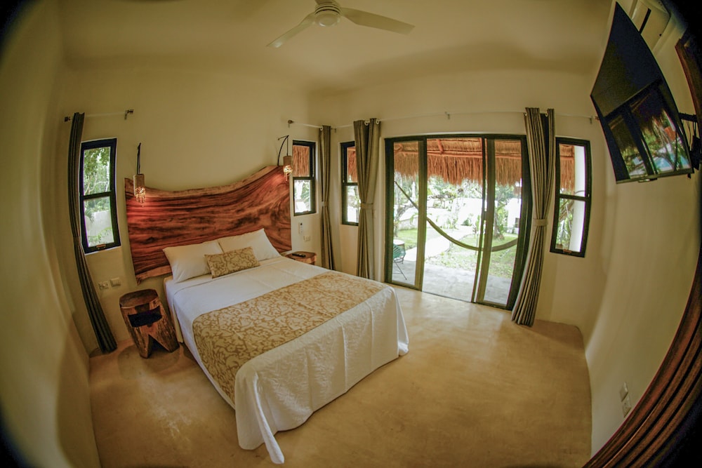 Deluxe Room, 1 Queen Bed, Private Bathroom - Photo 4