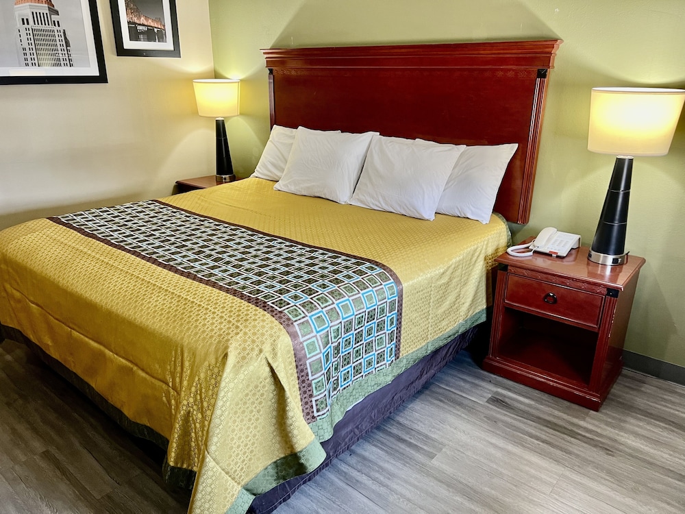 Deluxe Room, 1 King Bed, Smoking photo 1