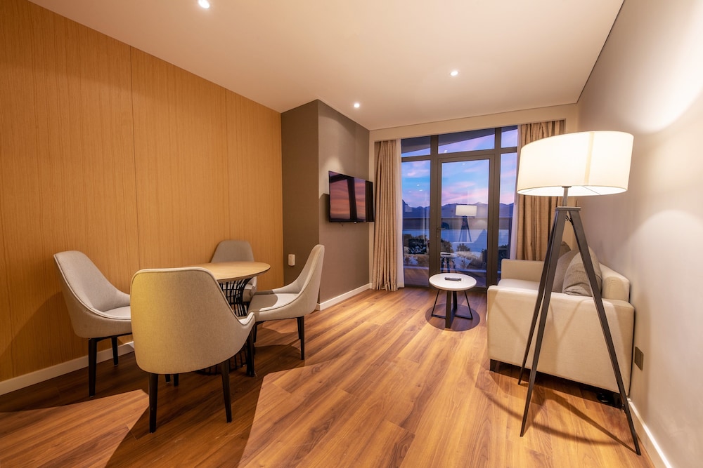 Suite, 1 King Bed - Photo 1