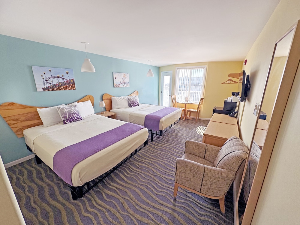 Deluxe Double Room, 2 Queen Beds, Balcony, Partial Ocean View photo 3