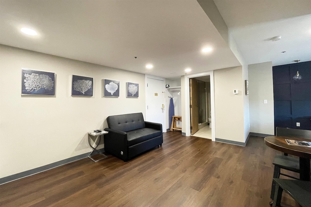Superior Studio Suite, 1 King Bed, Non Smoking - Photo 9